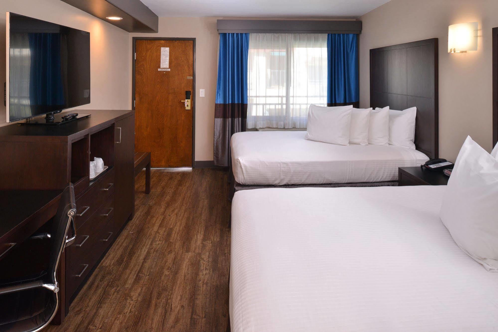 Tarzana Hotel 3*